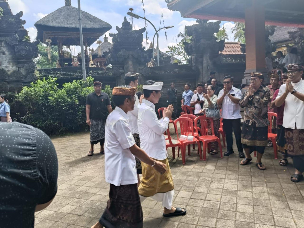 PENYERAHAN BANTUAN HARI RAYA DI KECAMATAN ABIANSEMAL